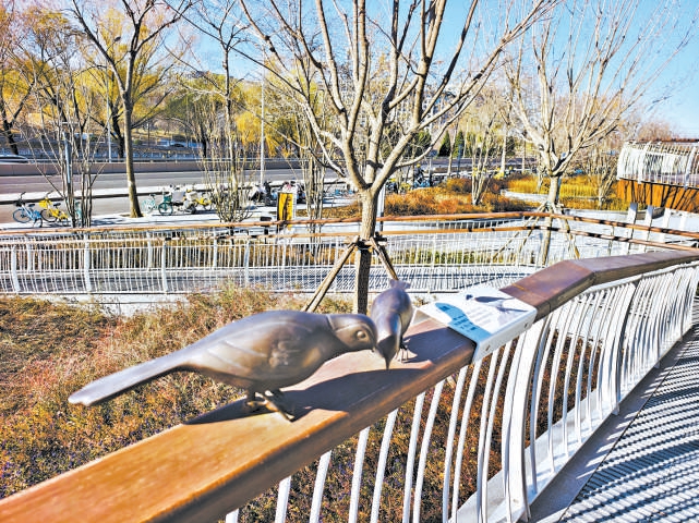 綠色廊道扶手上的“銅雀”裝置很吸睛。