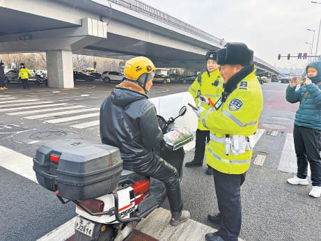 昨晨，雍和宮橋下路口，一輛電動(dòng)自行車載物超規(guī)被查。