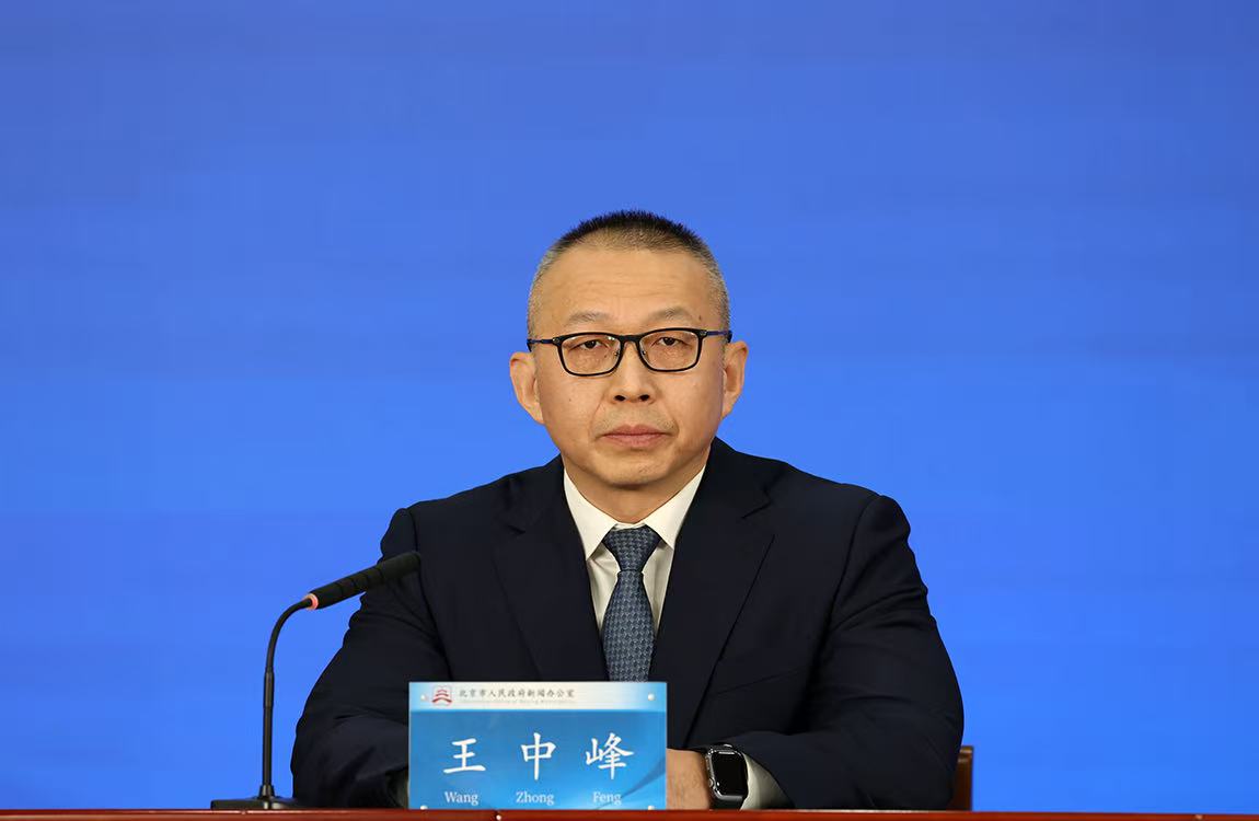 介紹一下綜治中心是什么？群眾在綜治中心可以得到哪些服務(wù)和幫助？以及目前全市綜治中心規(guī)范化建設(shè)情況？