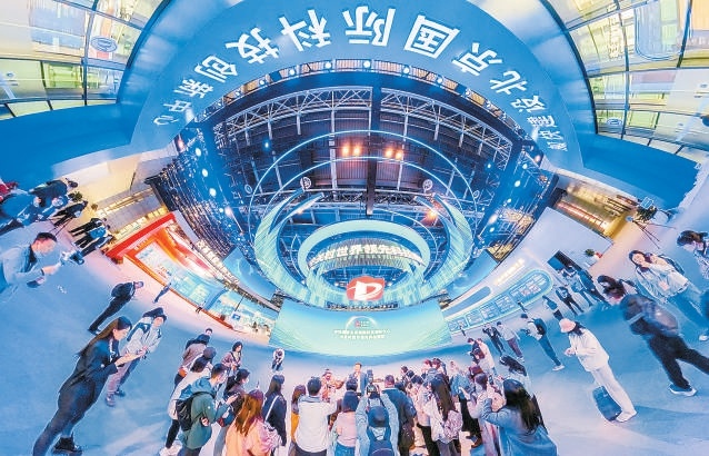 中關(guān)村展示中心常設(shè)展吸引了眾多參觀者。