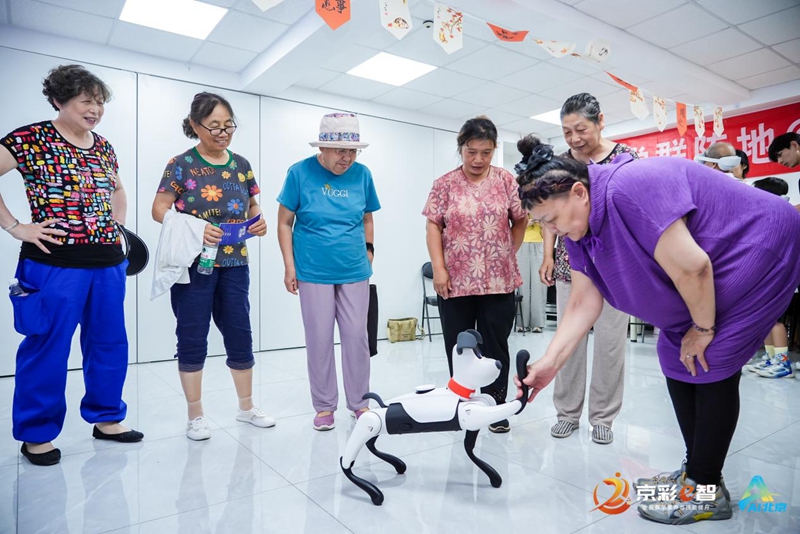 “京彩e智?數(shù)字轉(zhuǎn)角進(jìn)社區(qū)”系列活動(dòng)舉辦 教老人守錢袋帶少年探未來