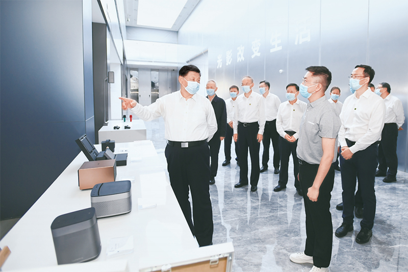 2022年6月8日，中共中央總書記、國(guó)家主席、中央軍委主席習(xí)近平在四川考察。這是6月8日下午，習(xí)近平在宜賓市極米光電有限公司考察，了解企業(yè)自主創(chuàng)新和產(chǎn)品研發(fā)銷售情況。