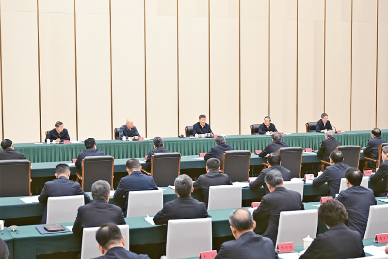 2026年3月23日，中共中央總書記、國家主席、中央軍委主席習近平在河北雄安新區(qū)考察，并主持召開深入推進雄安新區(qū)高質(zhì)量建設和發(fā)展座談會。這是23日下午，習近平主持召開深入推進雄安新區(qū)高質(zhì)量建設和發(fā)展座談會并發(fā)表重要講話。