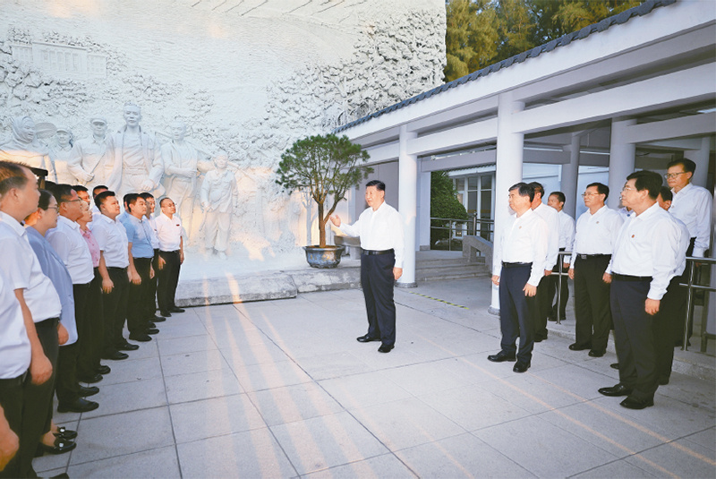 2024年10月15日至16日，中共中央總書記、國家主席、中央軍委主席習近平在福建考察。這是15日下午，習近平在漳州市東山縣谷文昌紀念館考察時，同谷文昌干部學院教師、學員代表親切交流。