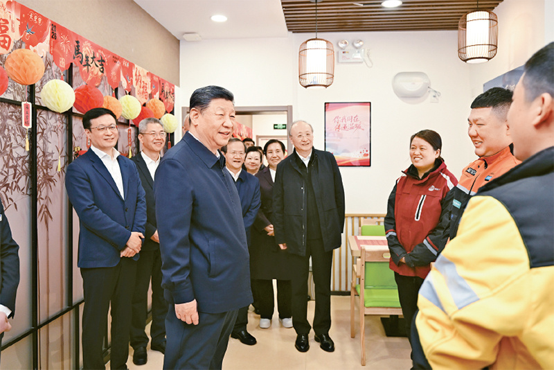 2026年2月9日至10日，中共中央總書記、國家主席、中央軍委主席習近平在北京考察并看望慰問基層干部群眾。這是10日上午，習近平在西城區(qū)新街口街道父母食堂考察時，同在這里休息的快遞小哥親切交流。