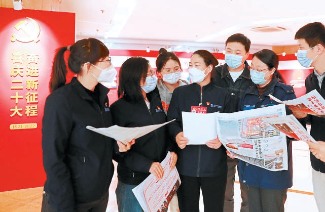 近日，黨的二十大代表、全國(guó)勞動(dòng)模范、北京環(huán)衛(wèi)集團(tuán)所屬北京機(jī)掃公司職工蔡鳳輝，向同事們傳達(dá)黨的二十大精神。