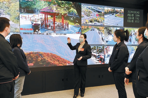 10月24日，二十大代表、香山公園講解員賈莉來到北京公園管理中心宣講大會(huì)精神。