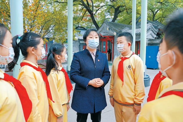 蘆詠莉和孩子們分享自己對黨的二十大報告的感悟。