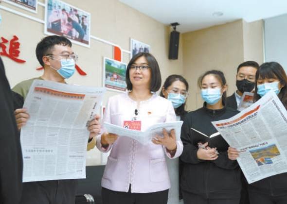 黨的二十大代表、北京市豐臺區(qū)馬家堡街道時代風(fēng)帆樓宇黨委書記韓青回到工作崗位宣講黨的二十大精神。