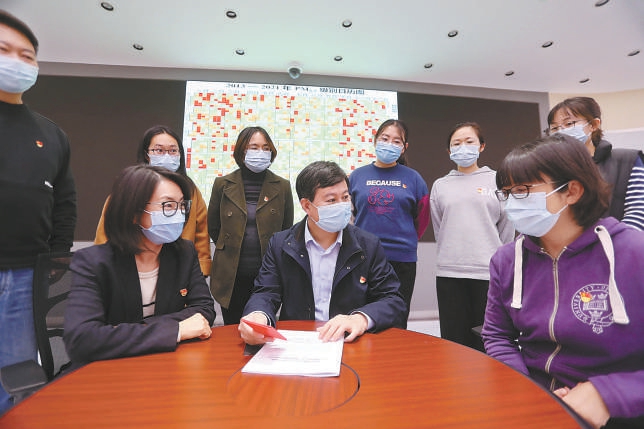 在北京市生態(tài)環(huán)境局，劉保獻(xiàn)（中）宣講黨的二十大精神。