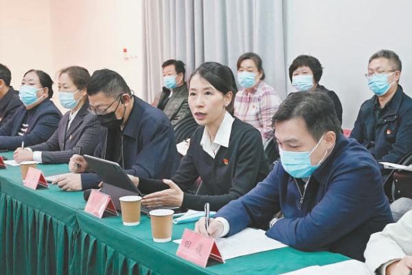 圖為黨的二十大代表、小米科技有限責(zé)任公司手機(jī)相機(jī)部總經(jīng)理易彥（前排右二）與來自海淀區(qū)社區(qū)、教育、“兩新”組織等領(lǐng)域的各級黨代表共同交流學(xué)習(xí)黨的二十大精神。