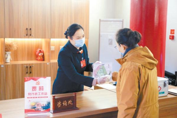 圖為黨的二十大代表、香山公園紅色文化講解員賈莉在黨代表工作站為游客提供優(yōu)質(zhì)服務(wù)。