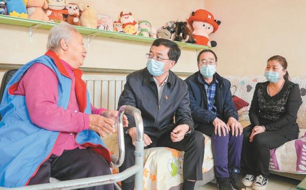 日前，黨的二十大代表、大興區(qū)委書記王有國（左二）來到黃村鎮(zhèn)后辛莊村，探望李金柱（右二）一家。