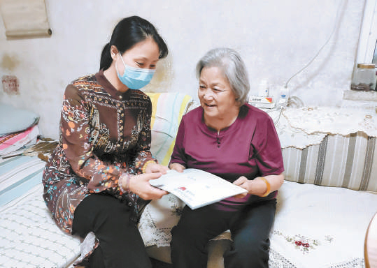 黨的二十大代表、北京市河北梆子劇團黨總支書記、團長王洪玲（左）慰問退休老藝術(shù)家。