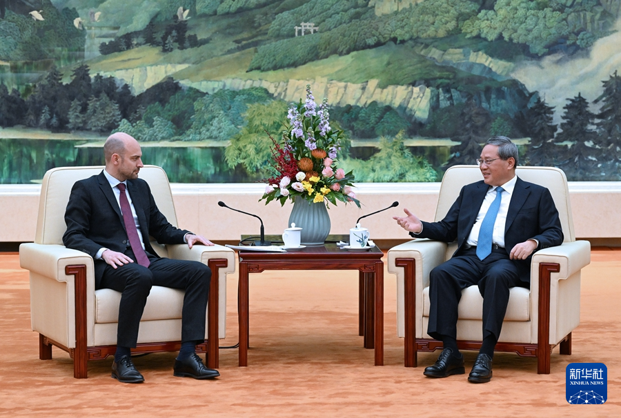 3月27日，國務(wù)院總理李強在北京人民大會堂會見法國外長巴羅。