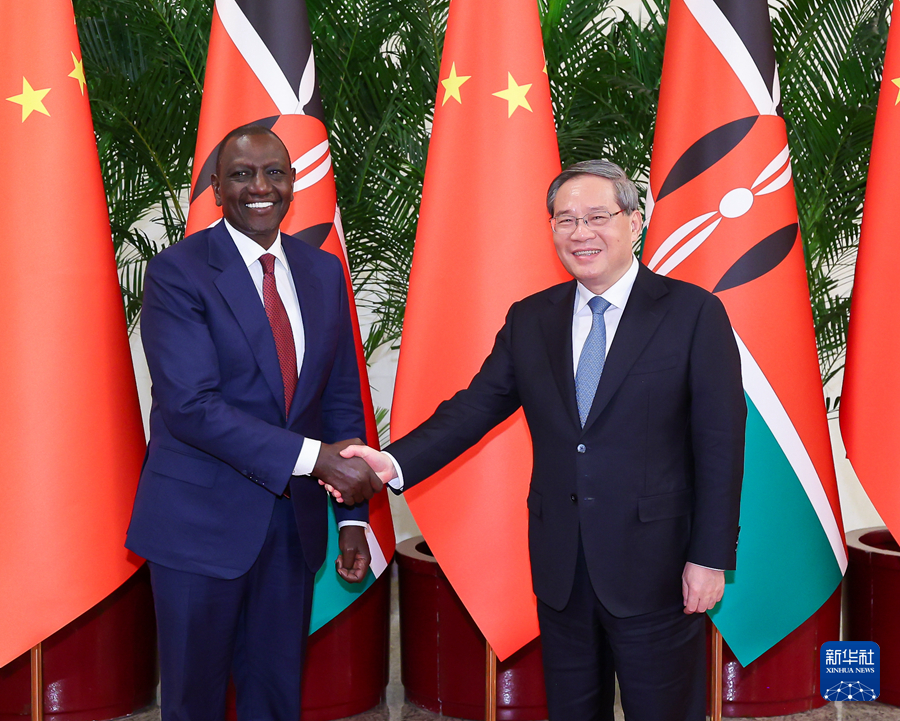 4月23日下午，國務(wù)院總理李強在北京人民大會堂會見來華進(jìn)行國事訪問的肯尼亞總統(tǒng)魯托。